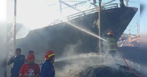 Karangsong Membara! Sejumlah Kapal Nelayan Ludes Terbakar, Pengisian Solar Dari Mobil Tangki Disorot